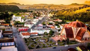 an aerial view of a city with mountains in the background at Casa de Temporada Vó Laura in Urubici