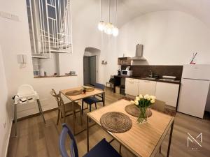 a kitchen and dining room with tables and chairs at Mia - Molfetta Inn Apartments in Molfetta