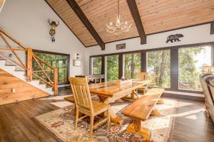 Χώρος καθιστικού στο Ober the Top Views by American Patriot Getaways