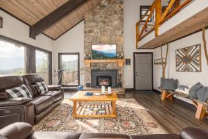 Χώρος καθιστικού στο Ober the Top Views by American Patriot Getaways