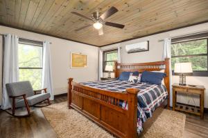 Ένα ή περισσότερα κρεβάτια σε δωμάτιο στο Ober the Top Views by American Patriot Getaways +39 φωτογραφίες