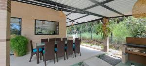 a dining table and chairs on a patio at Villa Jana Casa campestre cerca a Villeta in Quebradanegra