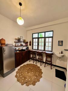 エッラにあるThe C - luxury home in Ella townのキッチン(ステンレス製の冷蔵庫、テーブル付)