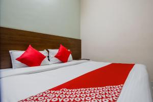 ジャイプールにあるSuper Hotel O JP Heightsのベッドルーム1室(赤と白の枕が備わるベッド1台付) +27枚の写真