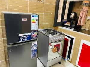 La cuisine est équipée d'une cuisinière et d'un four. dans l'établissement Mini Meublé au rez de chaussée, à Dakar