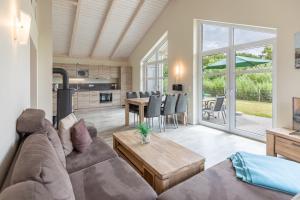 ein Wohnzimmer mit Sofa und Tisch in der Unterkunft Salzwiese in Dagebüll