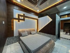 Un dormitorio con una cama y una pared con una cruz. en The luxe loft, en Jaipur