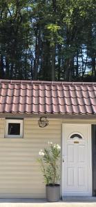 德瓦Studio kamadeva的一个带白色门和屋顶的车库