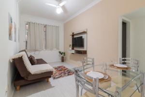 a living room with a glass table and a couch at Conforto a 6min da praia de Copacabana - BR801 in Rio de Janeiro