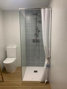 Un baño con ducha y WC. en Un pequeño lujo a pocos metros de la playa, en Piles 20 fotos más