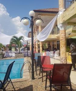 Gambar di galeri bagi F E E B Fiesta Hotel di Tema +7 gambar