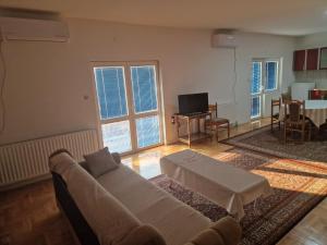 a living room with a couch and a table at Apartman Vujovic in Zlatište