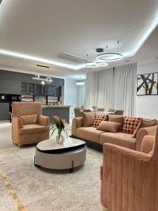 a living room with couches and a coffee table at Platinium résidence in Ngor