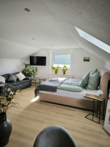 un dormitorio con una cama y un sofá en Ferienwohnung Am Sonnenbrink, en Goslar