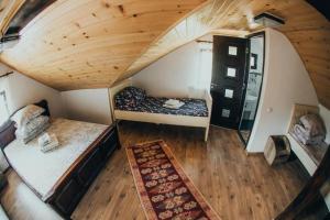 Ένα ή περισσότερα κρεβάτια σε δωμάτιο στο Casa Costea în Inima Bucovinei