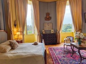 1 dormitorio con cama, mesa y ventana en Château de Craon, en Craon 90 fotos más