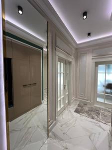 une grande pièce avec une porte vitrée et une fenêtre dans l'établissement Tashkent City Apartments D11, à Tachkent