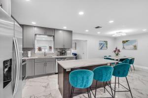 Η κουζίνα ή μικρή κουζίνα στο Cozy Newly Renovated Home Near Beach - Tiki Hut