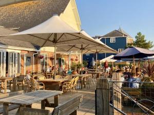 En restaurant eller et andet spisested på Hope House