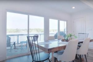 シャーロットにあるSunset Shores Retreatのダイニングルーム(テーブル、椅子付)、バルコニー