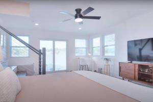 シャーロットにあるSunset Shores Retreatのベッドと薄型テレビのある寝室 +31枚の写真