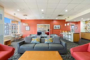 un salon avec un canapé et une cuisine dans l'établissement Prime Location Near Pentagon and Metro, à Arlington