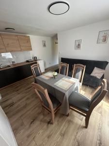 Imagen de la galería de Duży całoroczny domek - dwie łazienki, balia, en Zwierzyniec