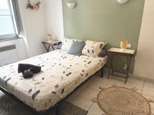 ein kleines Schlafzimmer mit einem Bett mit in der Unterkunft Appartement 2 Chambres in Carcassonne