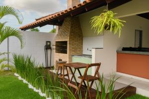 un patio avec une table et des chaises devant une maison dans l'établissement Apato em Condomínio, à Belém