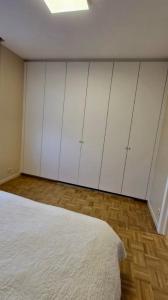 Postel nebo postele na pokoji v ubytování Modern cozy flat close to Attractions & Transport