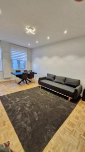 Posezení v ubytování Modern cozy flat close to Attractions & Transport