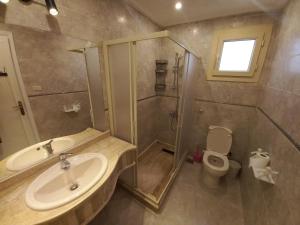 Dawwār Abū MaḩrūsにあるChalet with garden -sea view cleopatra village - kilo 86 - north coastの洗面台、シャワー、トイレ付きのバスルーム +31枚の写真