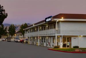 un hotel con parcheggio antistante di Motel 6 San Jose CA South a San Jose