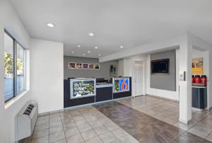 una grande stanza con cucina e tv di Motel 6 San Jose CA South a San Jose