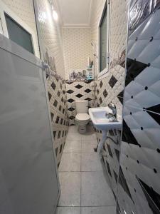 un baño con inodoro y lavabo en Dar RACHIDA RIFIYA Estudio privado, en Tánger