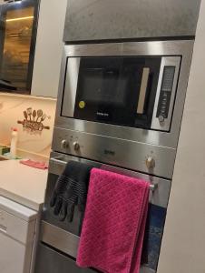 Ma‘ābīlahにあるفيلا VillAの電子レンジとタオル2枚付きのキッチン