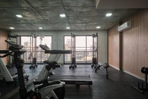 マリンガにあるEstilo e Praticidade no Centro - CA1505の部屋にトレッドミルやマシンが備え付けられたジム