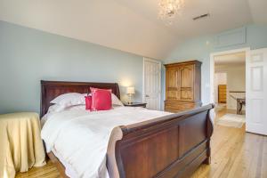 Un dormitorio con una cama grande con una bolsa roja encima. en Less Than 1 Mi to Boat Ramp Coastal Virginia Hideaway, en Exmore 28 fotos más