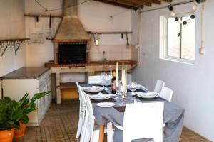 een eetkamer met een tafel met witte stoelen bij Beachfront Costa Nova Villa - 2BR Apartment in Gafanha da Encarnação