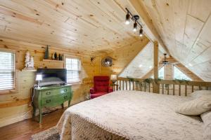 Μια τηλεόραση ή/και κέντρο ψυχαγωγίας στο Idyllic Cabin in the Heart of Hocking Hills