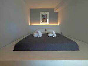 Dream View Vouliagmeni في أثينا: غرفة نوم بها سرير كبير مع وسادتين