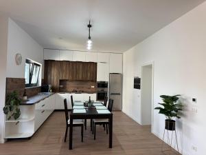 Luxury Villa Residence Corbeanca في Corbeanca: مطبخ وغرفة طعام مع طاولة وكراسي