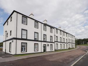 因弗内斯The Nook的街边的一栋白色大楼