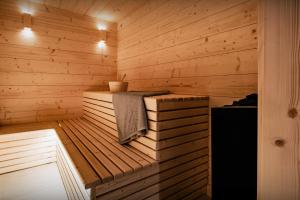 Una sauna de madera con una toalla al lado. en Chalet Galata - OVO Network, en Combloux
