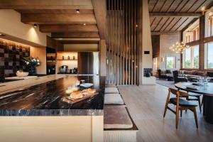Una cocina y un comedor con mesa y sillas. en Chalet Galata - OVO Network, en Combloux
