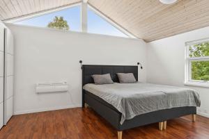 Postel nebo postele na pokoji v ubytování Enjoy Fjord Views, Peace And Space