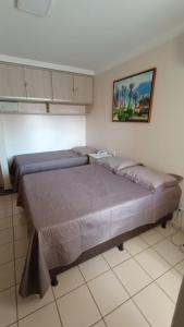 a bedroom with a large bed in a room at Flat confortável e completo a 800m do Hot Park in Rio Quente