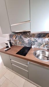 una cocina con fregadero y encimera en Maredì Brindisi vacation home, en Brindisi 27 fotos más