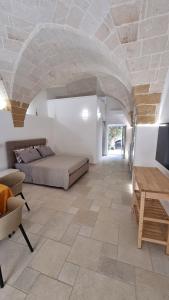 Un dormitorio con una cama y una mesa en una habitación. en Maredì Brindisi vacation home, en Brindisi