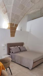 a bedroom with a large bed with a stone ceiling at Maredì Brindisi vacation home in Brindisi
